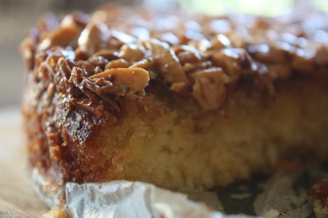 Caramel and almond cake 4